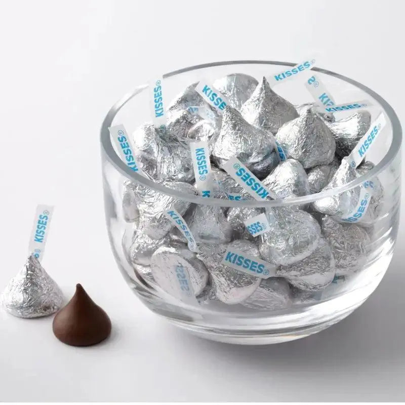 Zdjela Hershey's Kisses mliječnih čokoladnih zvončića u srebrnom papiru